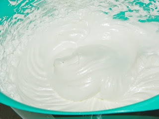 Tort cu crema mascarpone si gem de caise