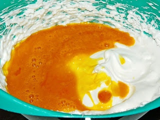 Tort cu crema mascarpone si gem de caise