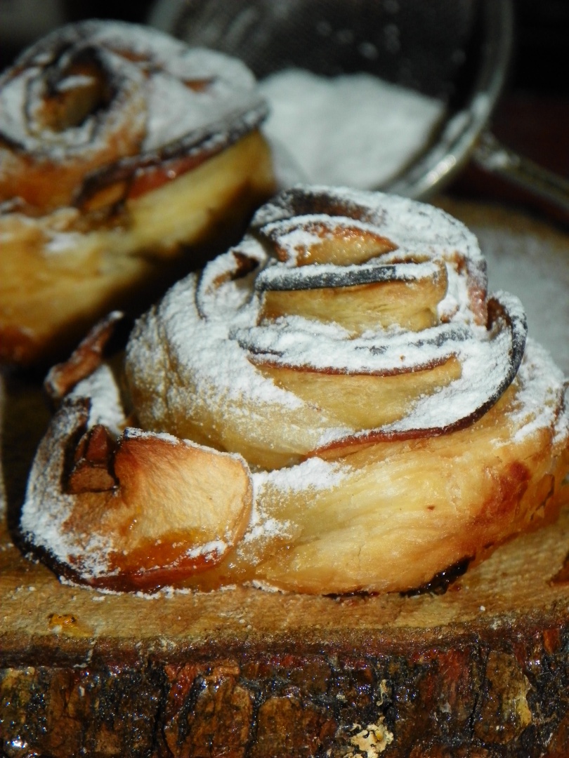 Trandafiri din aluat foietaj si mere