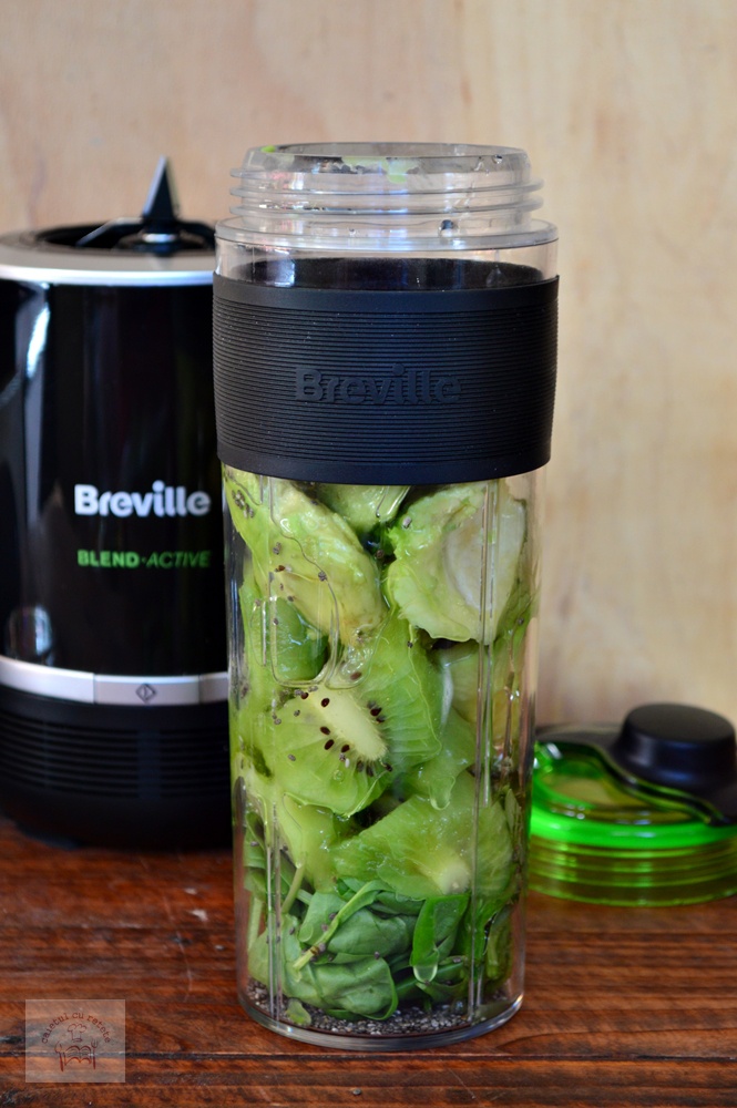 Smoothie detoxifiant cu kiwi, avocado si spanac