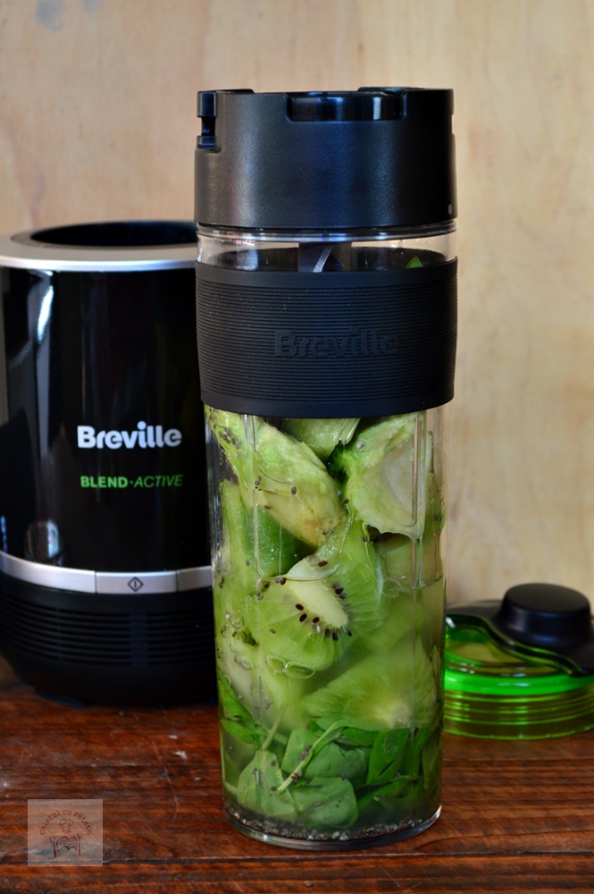 Smoothie detoxifiant cu kiwi, avocado si spanac