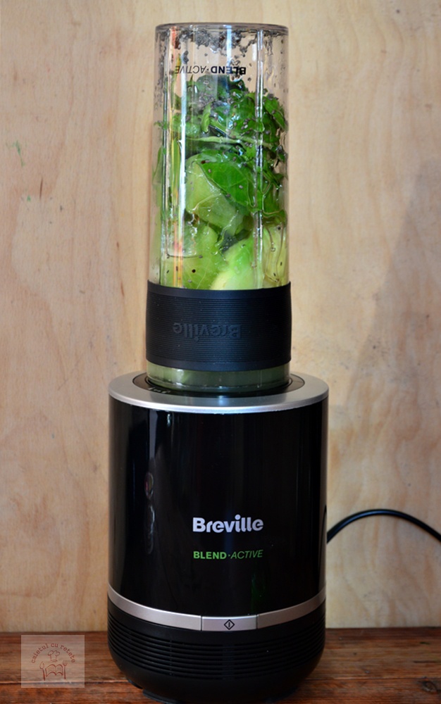 Smoothie detoxifiant cu kiwi, avocado si spanac