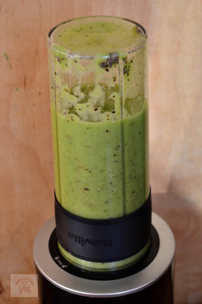 Smoothie detoxifiant cu kiwi, avocado si spanac