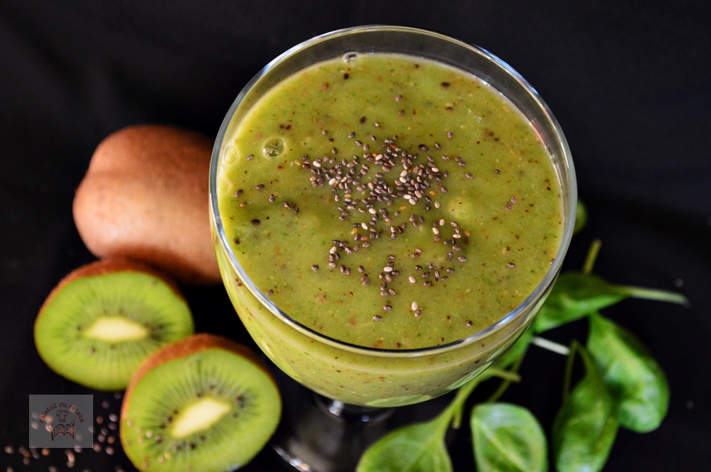 Smoothie detoxifiant cu kiwi, avocado si spanac
