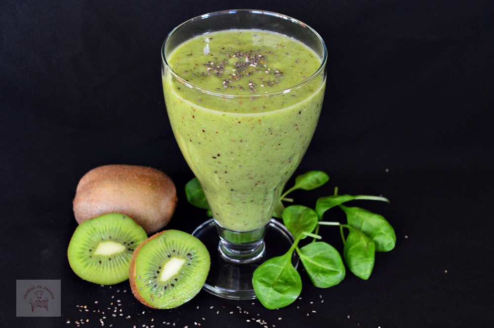 Smoothie detoxifiant cu kiwi, avocado si spanac