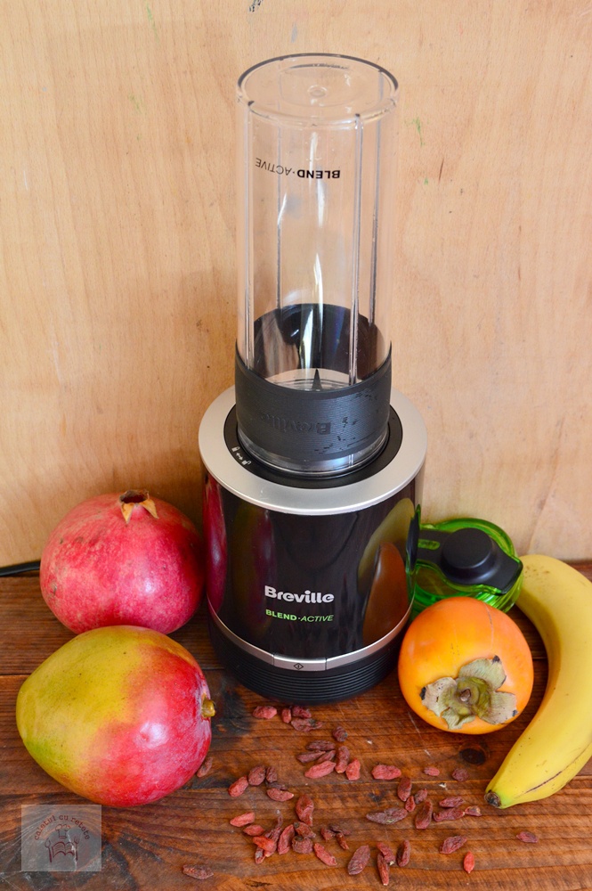 Smoothie revigorant cu mango, banana si kaki