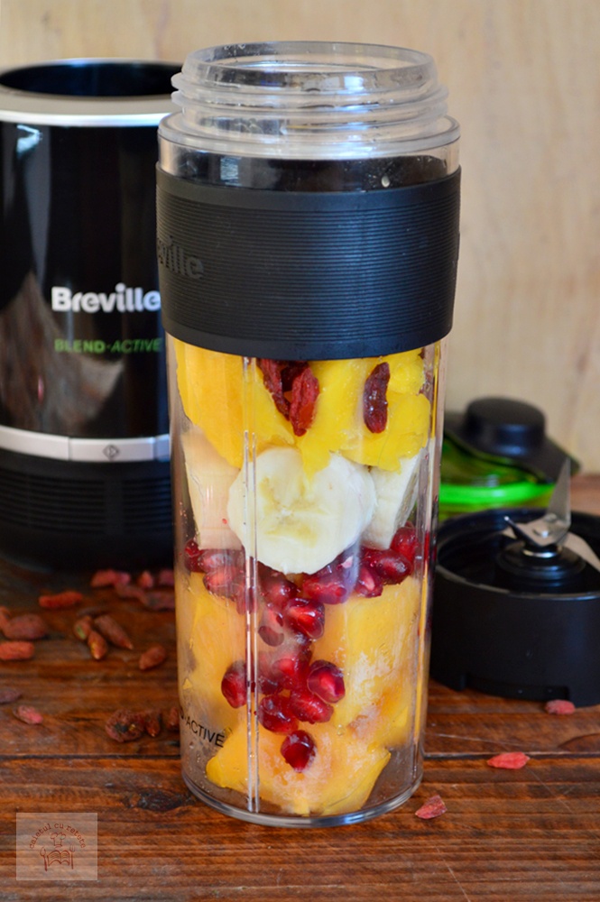 Smoothie revigorant cu mango, banana si kaki