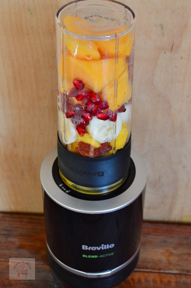 Smoothie revigorant cu mango, banana si kaki