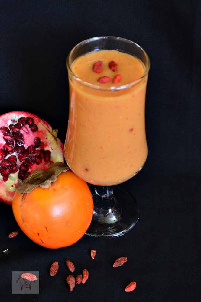 Smoothie revigorant cu mango, banana si kaki