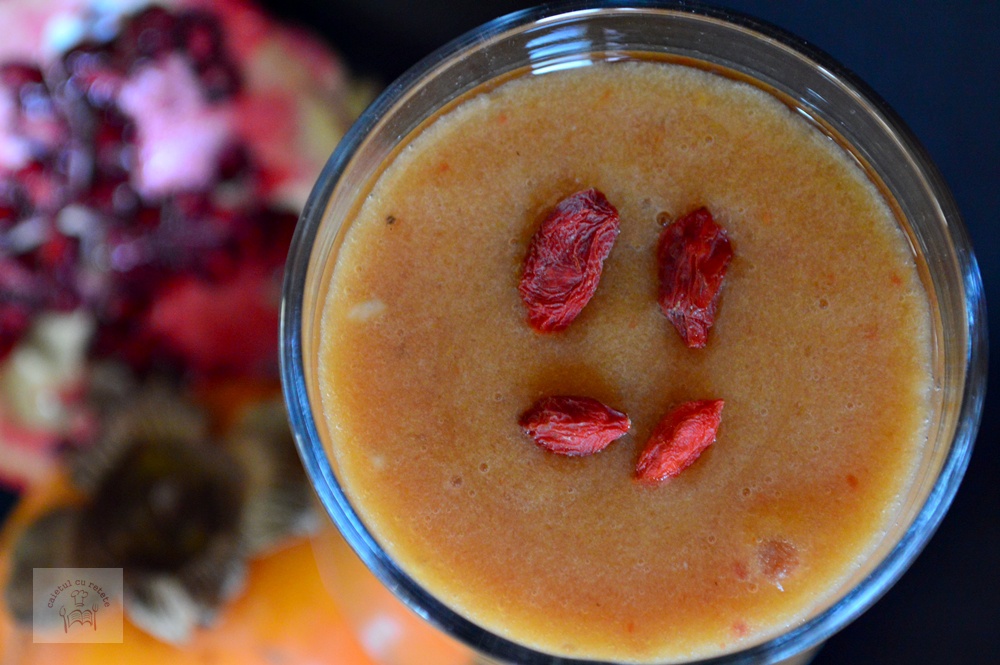 Smoothie revigorant cu mango, banana si kaki