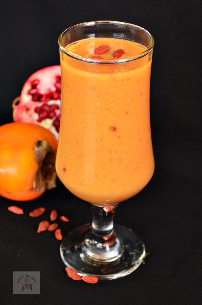 Smoothie revigorant cu mango, banana si kaki