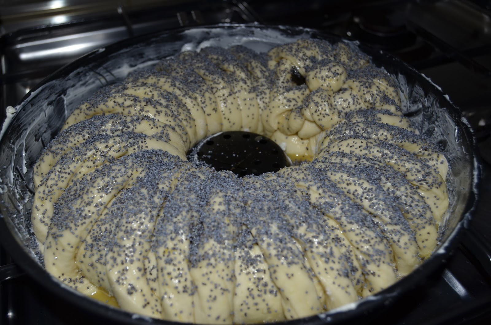 Cozonac cu mac si gem de caise