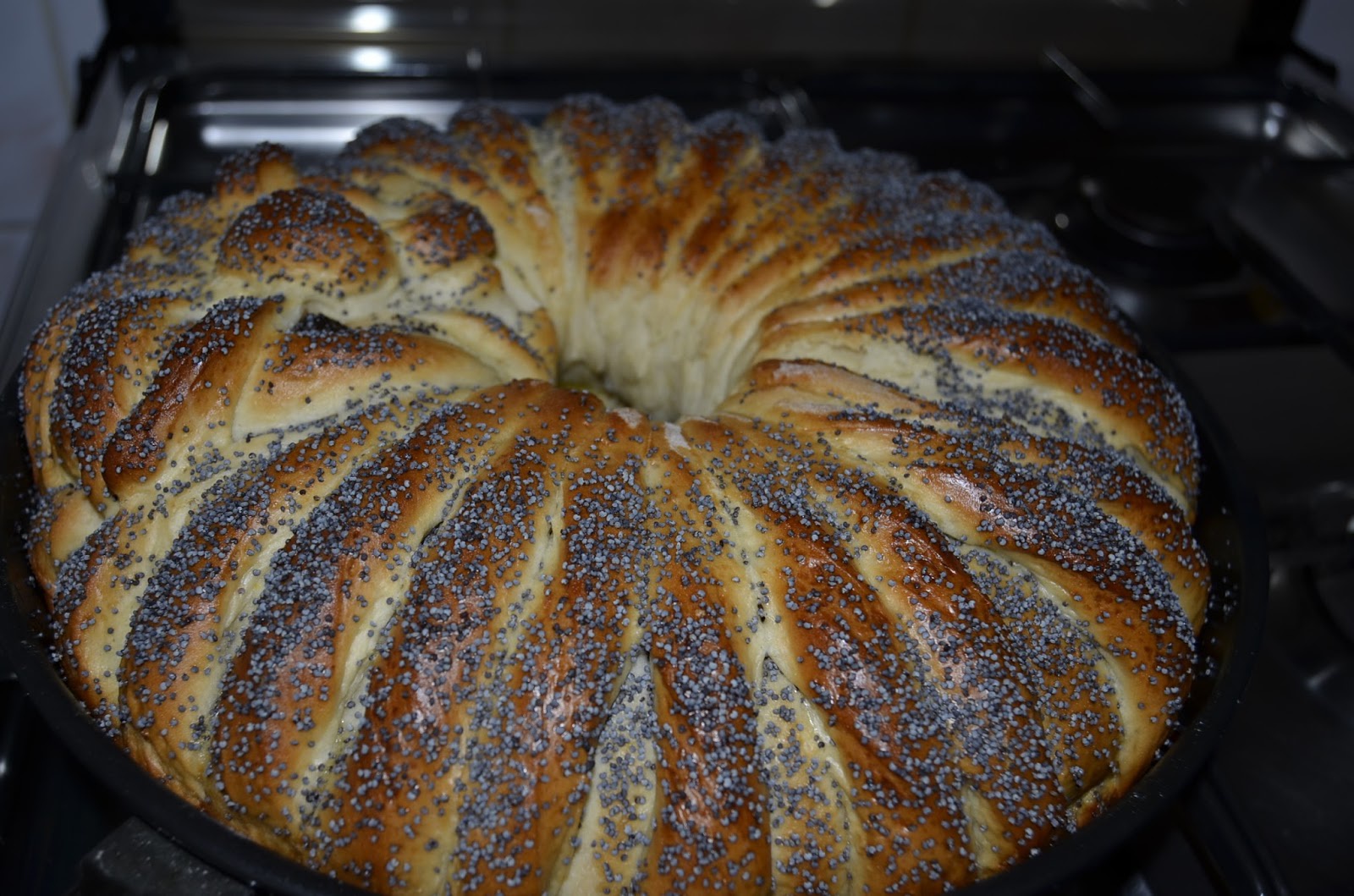 Cozonac cu mac si gem de caise