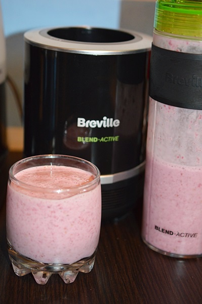 Milkshake cu zmeura, banane si apa de trandafiri