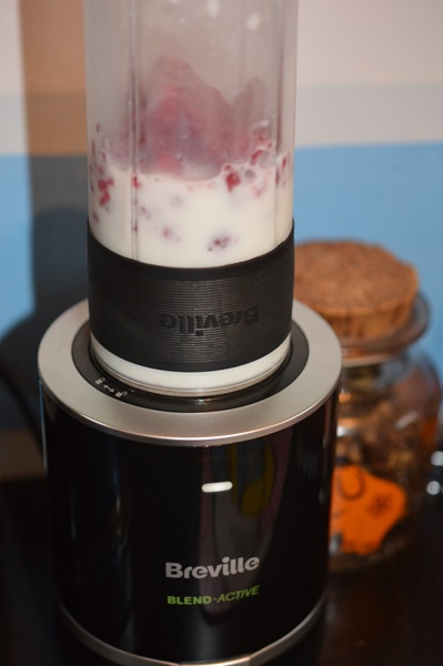 Milkshake cu zmeura, banane si apa de trandafiri