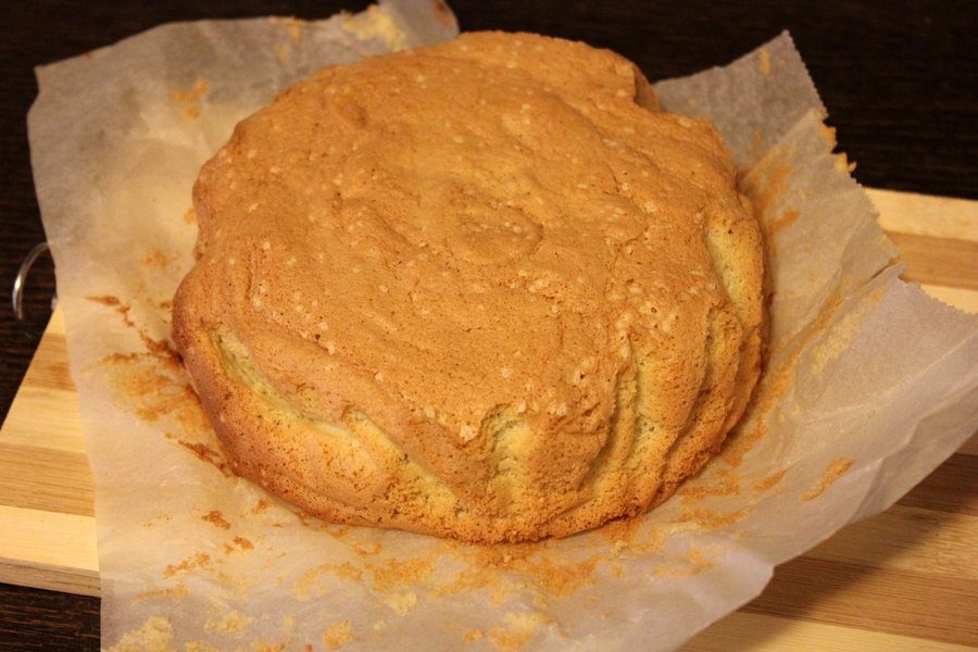 Tort cu spuma si dulceata de trandafiri