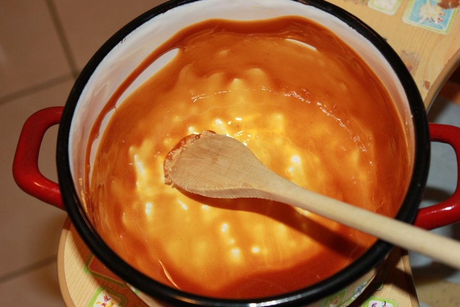 Tort cu spuma si dulceata de trandafiri