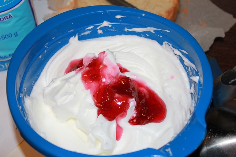 Tort cu spuma si dulceata de trandafiri