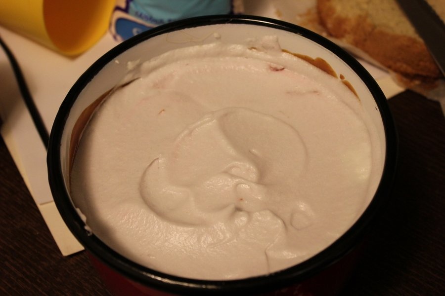 Tort cu spuma si dulceata de trandafiri