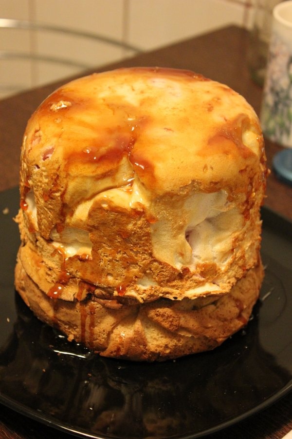 Tort cu spuma si dulceata de trandafiri