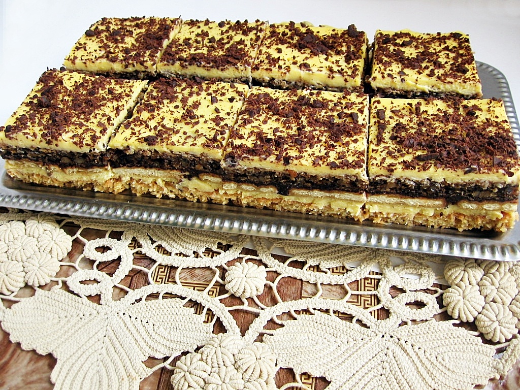 Prajitura cu blat de albusuri, biscuiti si crema de galbenusuri