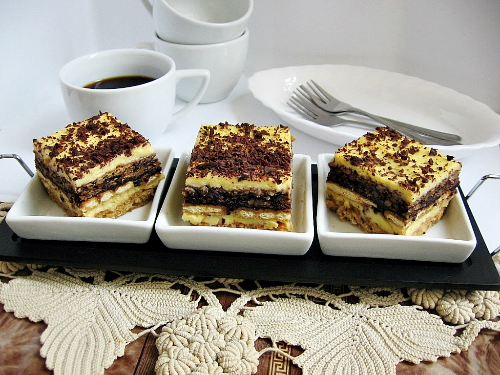 Prajitura cu blat de albusuri, biscuiti si crema de galbenusuri