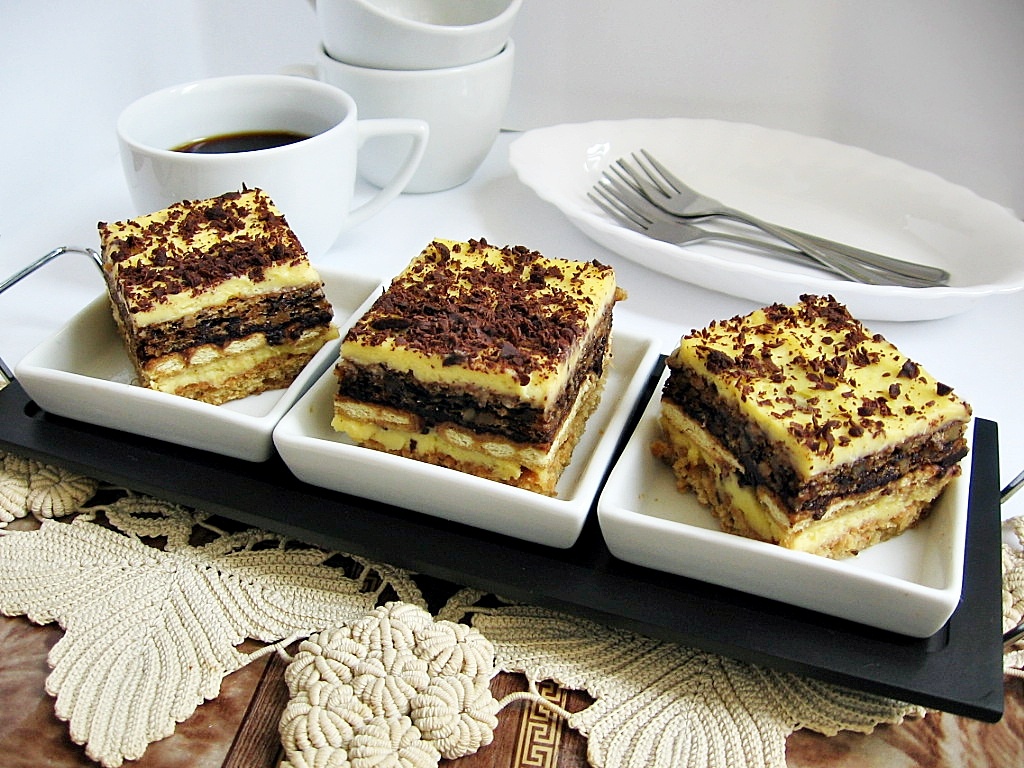 Prajitura cu blat de albusuri, biscuiti si crema de galbenusuri