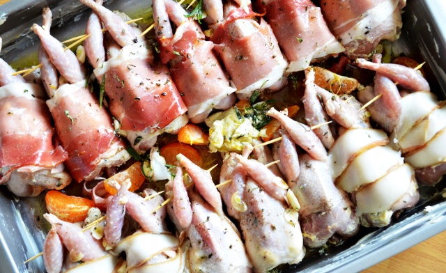 Prepelite cu prosciutto si sunca de casa la cuptor