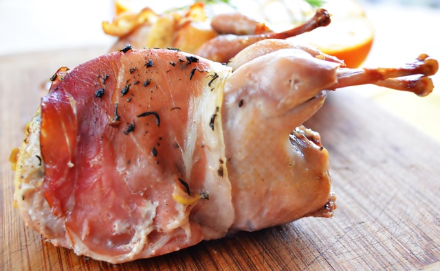 Prepelite cu prosciutto si sunca de casa la cuptor