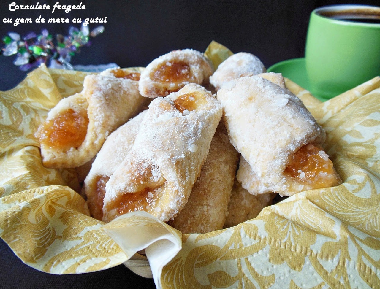 Cornulete fragede cu gem de mere cu gutui