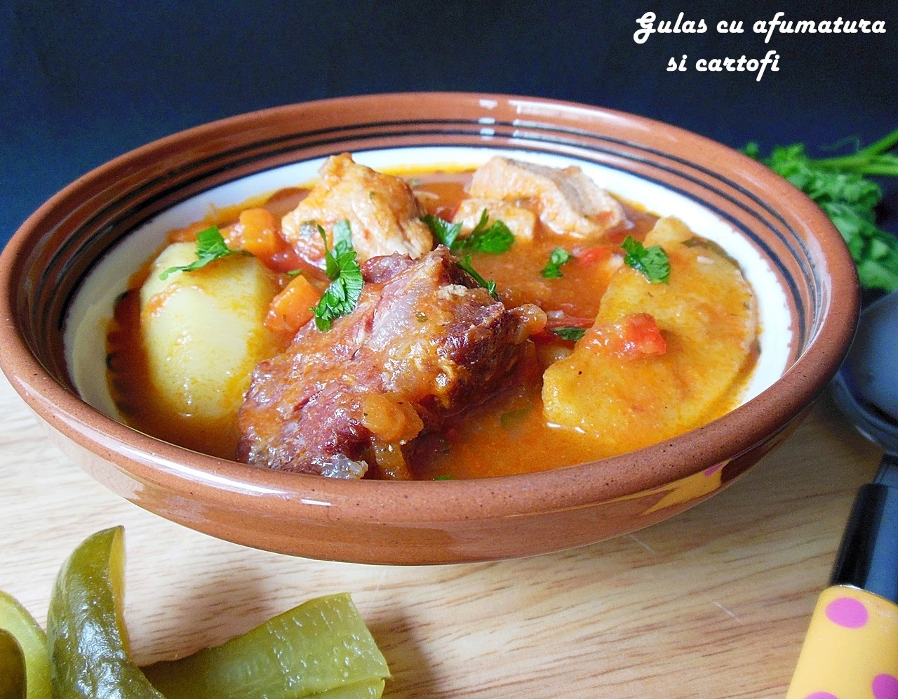 Gulas cu afumatura si cartofi