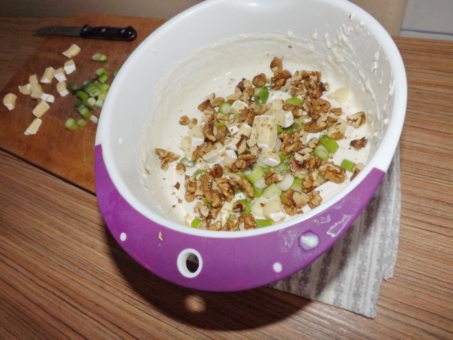 Tarta cu branza, ceapa verde si nuci