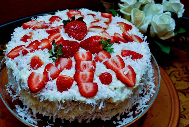 Tort cu ananas, frisca, cocos si capsuni