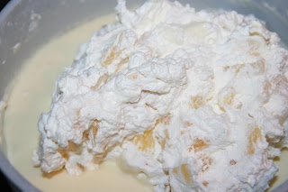 Tort cu ananas, frisca, cocos si capsuni