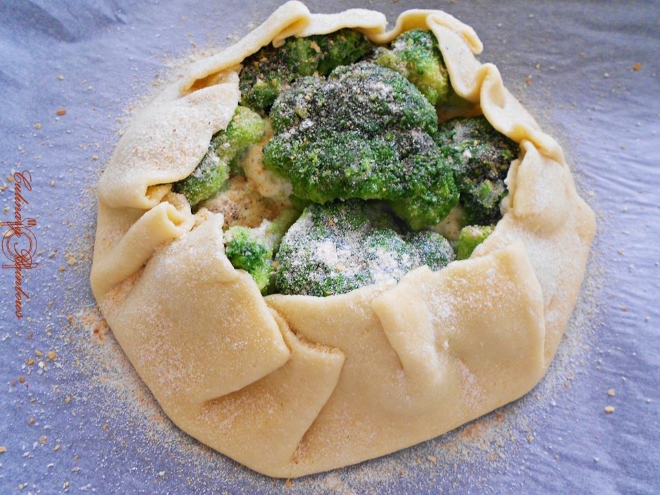 Tartă rustică cu brânză de vaci și broccoli
