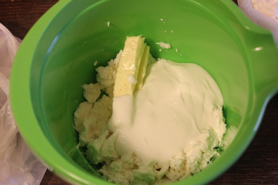 Minitarte cu crema de branza si jeleu de legume
