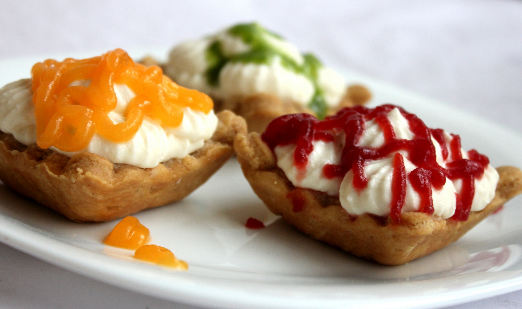 Minitarte cu crema de branza si jeleu de legume