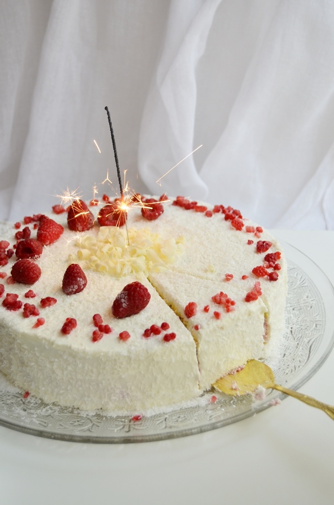 Tort cu nuca de cocos si zmeura