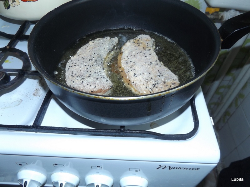 Peste pane cu salata de varza si lamaie inghetata