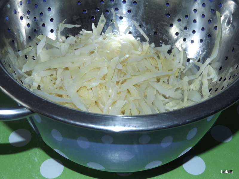 Peste pane cu salata de varza si lamaie inghetata