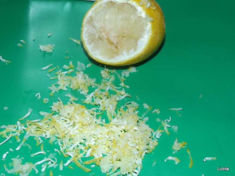 Peste pane cu salata de varza si lamaie inghetata