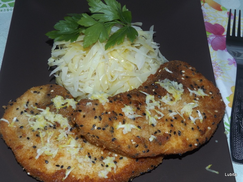 Peste pane cu salata de varza si lamaie inghetata