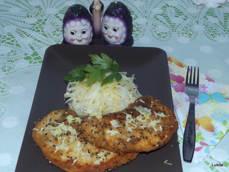 Peste pane cu salata de varza si lamaie inghetata