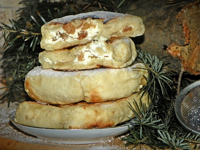 Placintele cu branza dulce si stafide