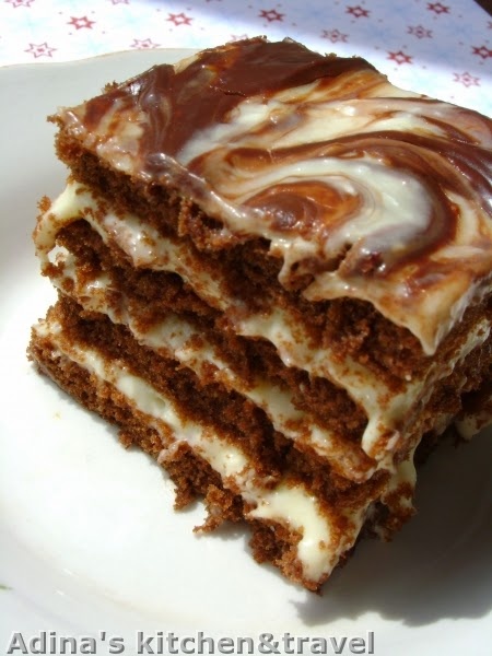 Prajitura cu foi pandispan, crema aromata si ciocolata
