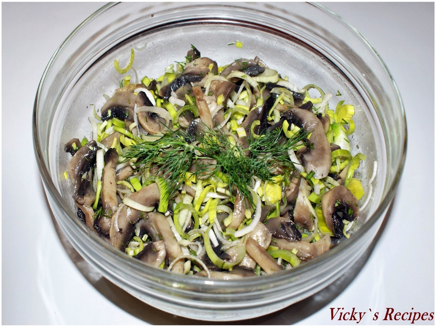 Salată de ciuperci și praz