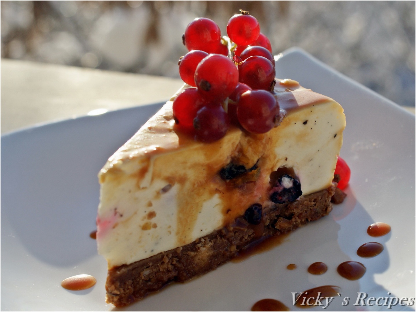 Cheesecake cu mascarpone, fructe de padure si caramel