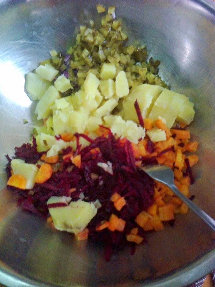 Salata ruseasca de sfecla rosie, cartofi,ceapa rosie și morcovi