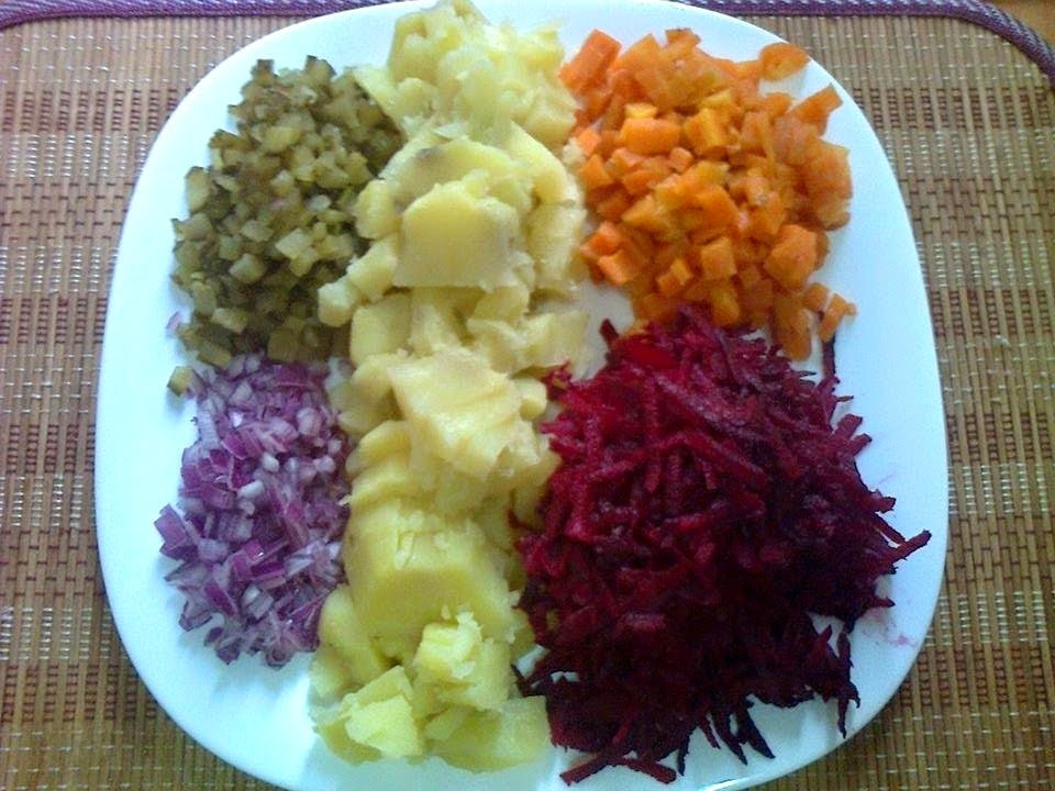 Salata ruseasca de sfecla rosie, cartofi,ceapa rosie și morcovi