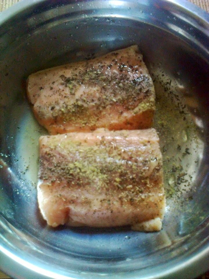 Somon in folie de aluminiu preparat rapid pe gratar si garnitura de broccoli